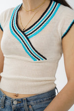 Chandail vintage sans manche décolleté en cache coeur en tricot blanc et bleu S