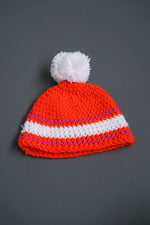 Tuque orange à pom-pom fait à la main