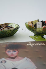Ensemble de présentation vintage en verre dépression vert, panier et bol sur pied