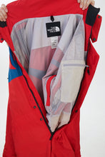 Charger l&#39;image dans la galerie, One piece North Face ski suit hardshell, snow suit rouge et bleu pour homme taille M
