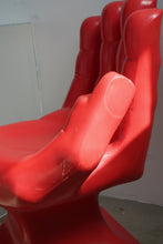 Charger l&#39;image dans la galerie, Chaise main Mid Century RMIC en plastique rouge 70s pour adulte
