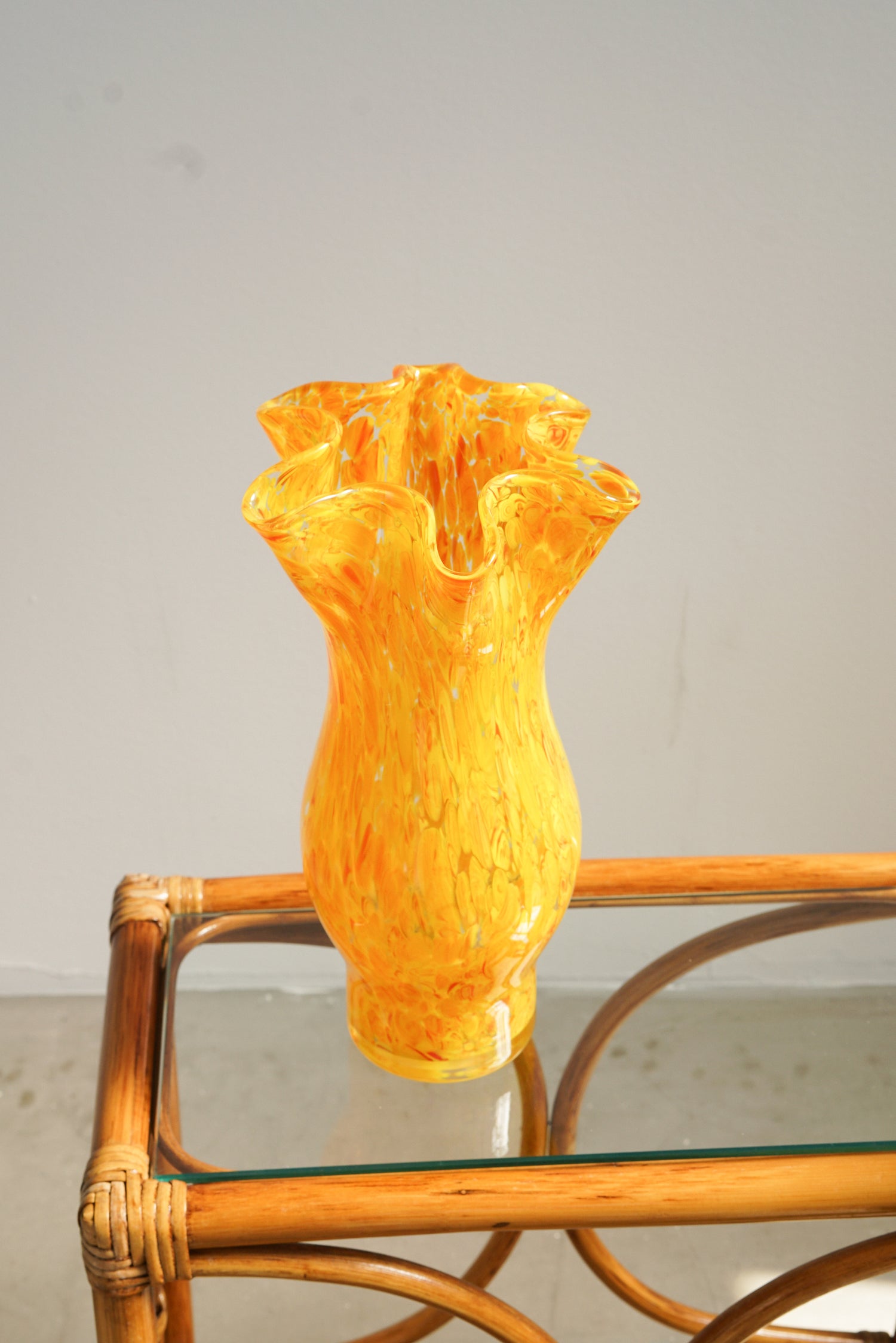 Vase en verre soufflé jaune M-L