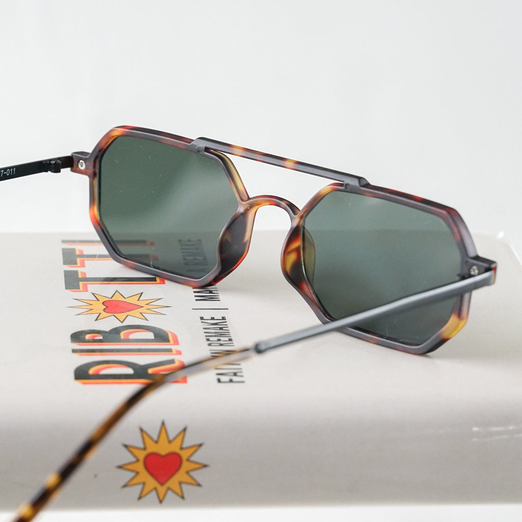 Ribotti Remake Alien Attack unisex sunglasses - futuristic 90s-inspired style, thin aviator tortoiseshell frame, green tinted lenses 