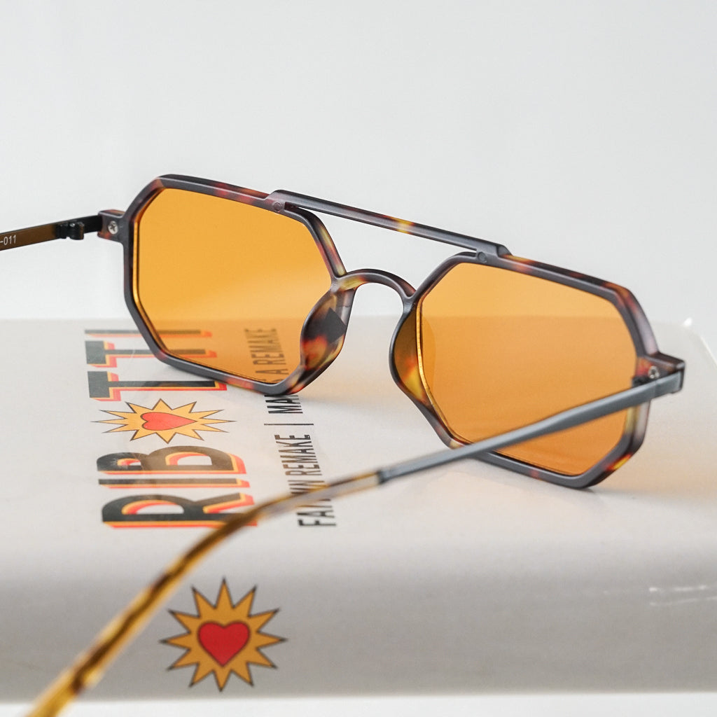 Ribotti Remake Alien Mars unisex sunglasses - futuristic 90s-inspired style, thin aviator tortoiseshell frame, orange tinted lenses 