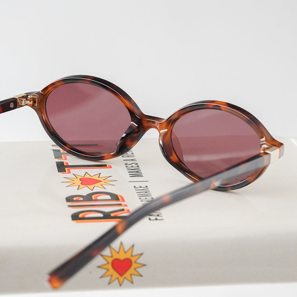 Ribotti Remake Charlie's Nat unisex sunglasses – tortoiseshell oval frame, burgundy tinted lenses, slim retro 90s shape 