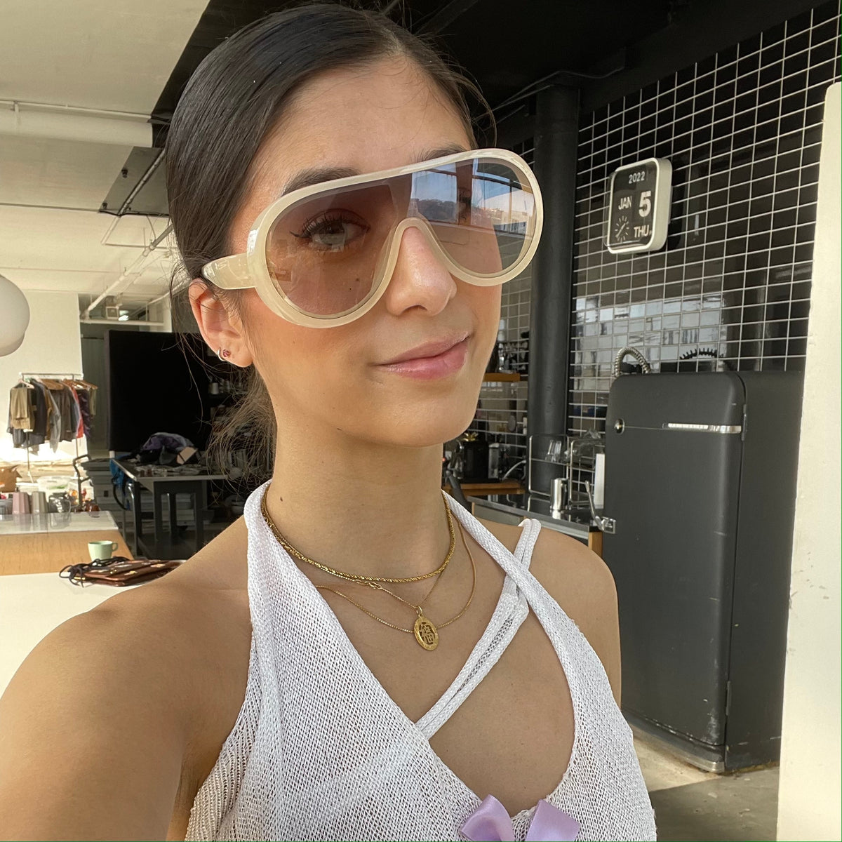 Ribotti Remake Cher unisex sunglasses - retro Y2K style, oversized aviator beige frame, gradient purple tinted lenses 