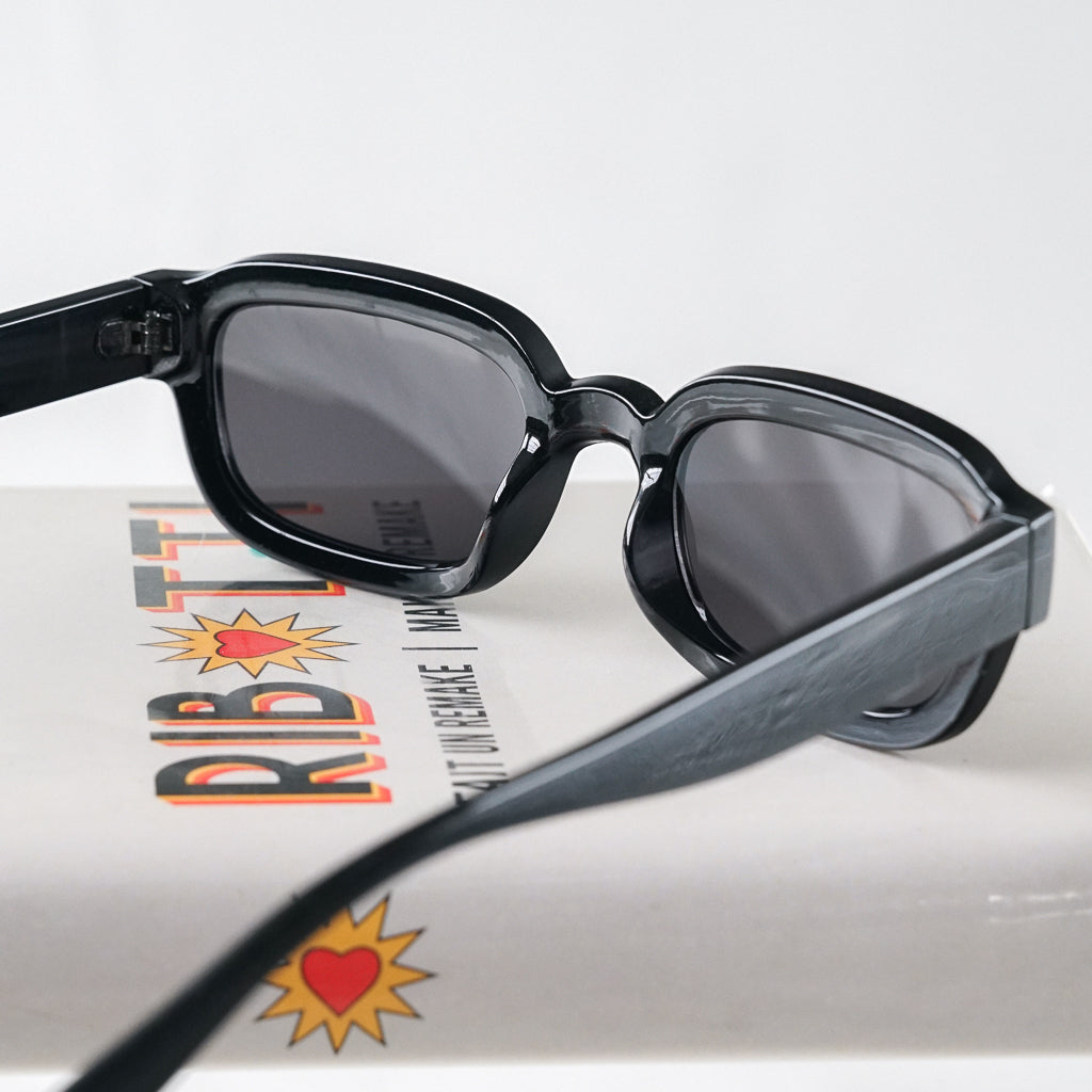 Ribotti Remake Dictions Requiem unisex sunglasses - retro 90s style, black rectangular frame, black tinted lenses 
