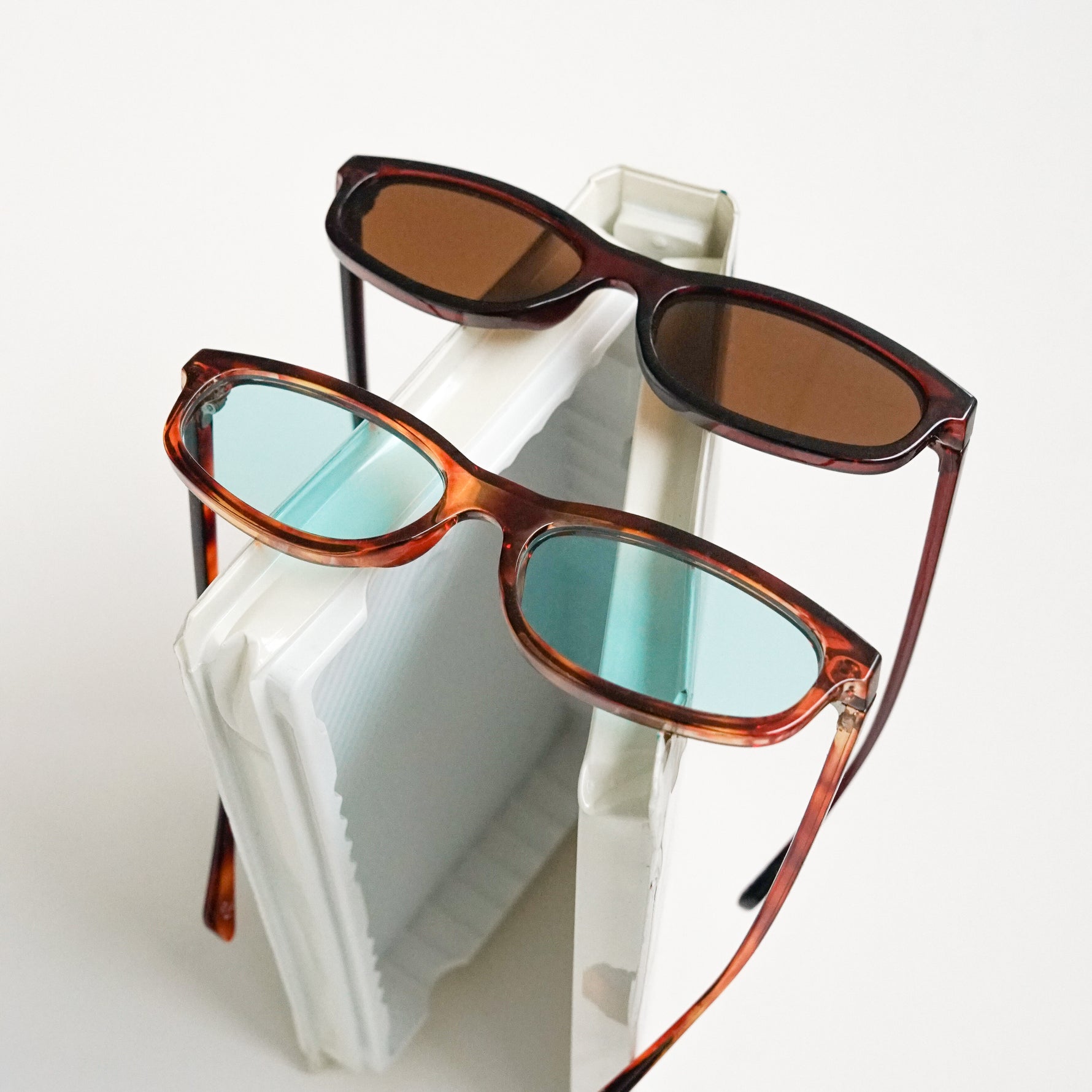Ribotti Remake Freaky sunglasses - unisex oval frame, square angles, tinted lenses, slim retro chic 90s style