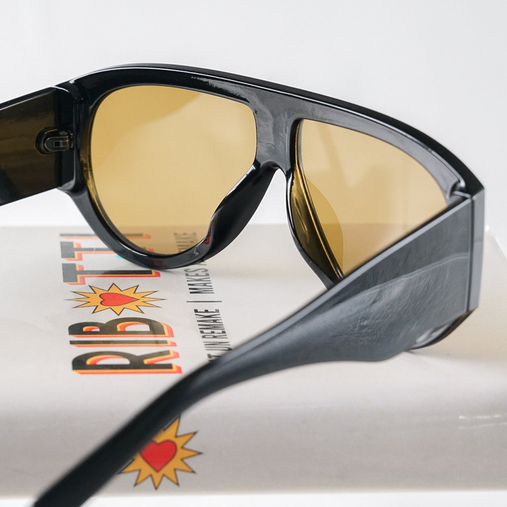 Ribotti Remake Grace unisex sunglasses -  vintage 90s style, round oversized black frame, gold tinted lenses