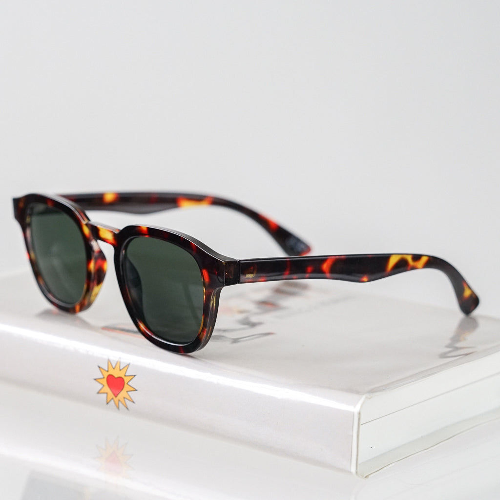 Ribotti Remake Jack unisex sunglasses - retro classic 90s style, round wayfarer tortoiseshell frame, green tinted lenses 