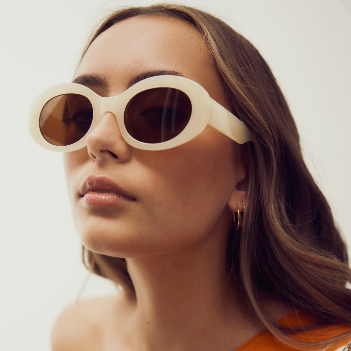 Ribotti Remake Kurt unisex sunglasses - 90s grunge style, oval ivory frame, brown tinted lenses 