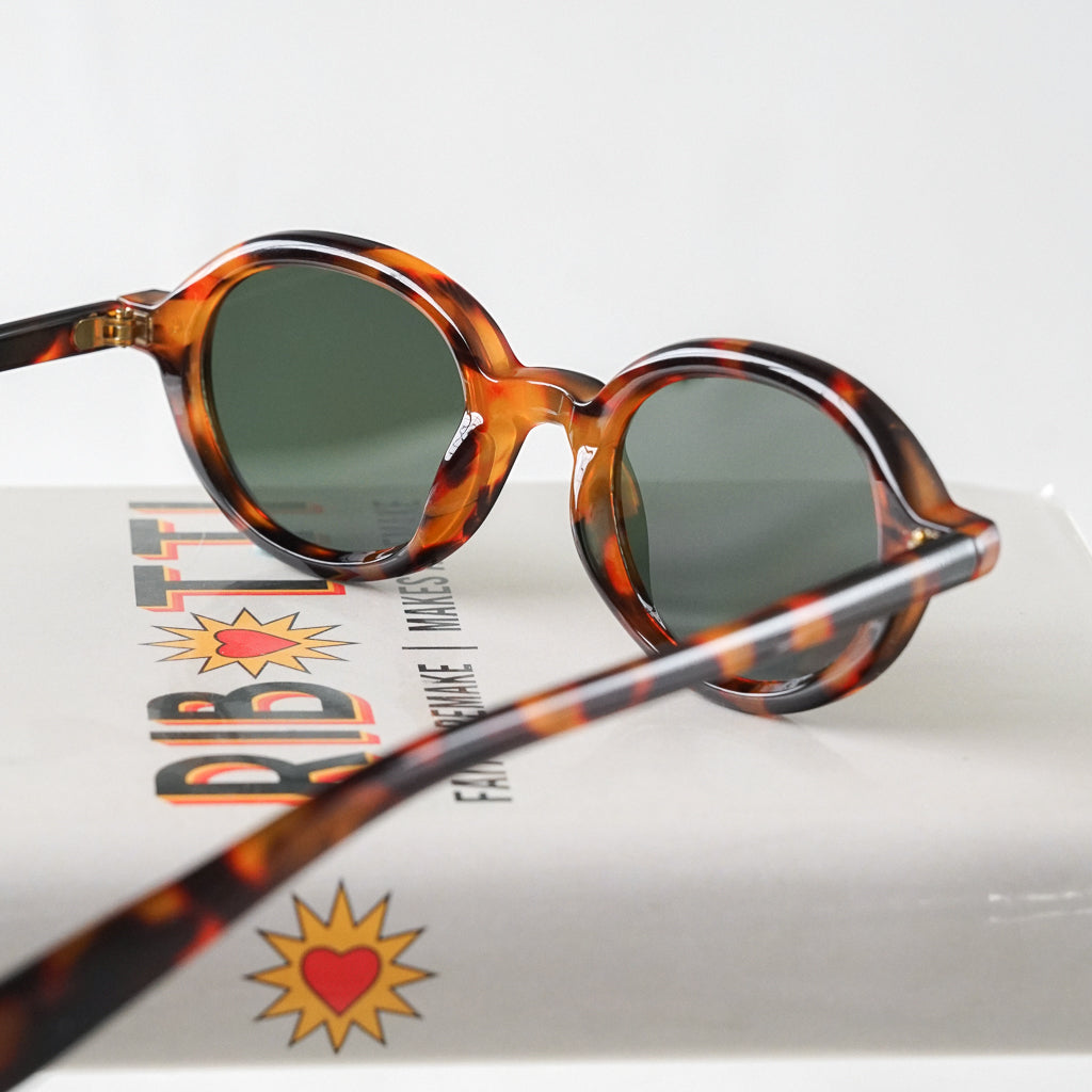 Ribotti Remake Léon Luc unisex sunglasses - timeless minimalist 90s style, round tortoiseshell frame, green tinted lenses 