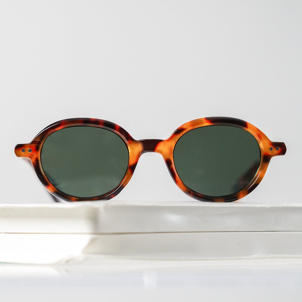 Ribotti Remake Léon Luc unisex sunglasses - timeless minimalist 90s style, round tortoiseshell frame, green tinted lenses 