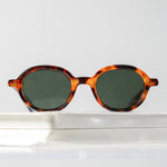 Ribotti Remake Léon Luc unisex sunglasses - timeless minimalist 90s style, round tortoiseshell frame, green tinted lenses 