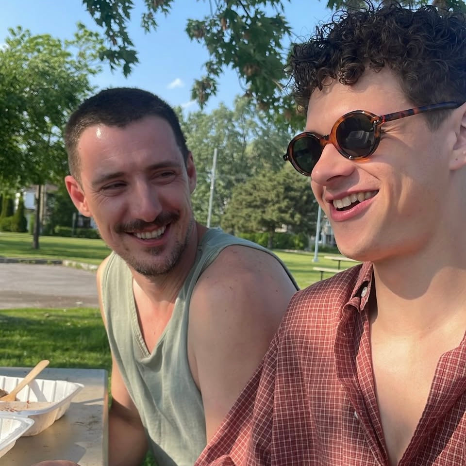 Ribotti Remake Léon Luc unisex sunglasses - timeless minimalist 90s style, round tortoiseshell frame, green tinted lenses 