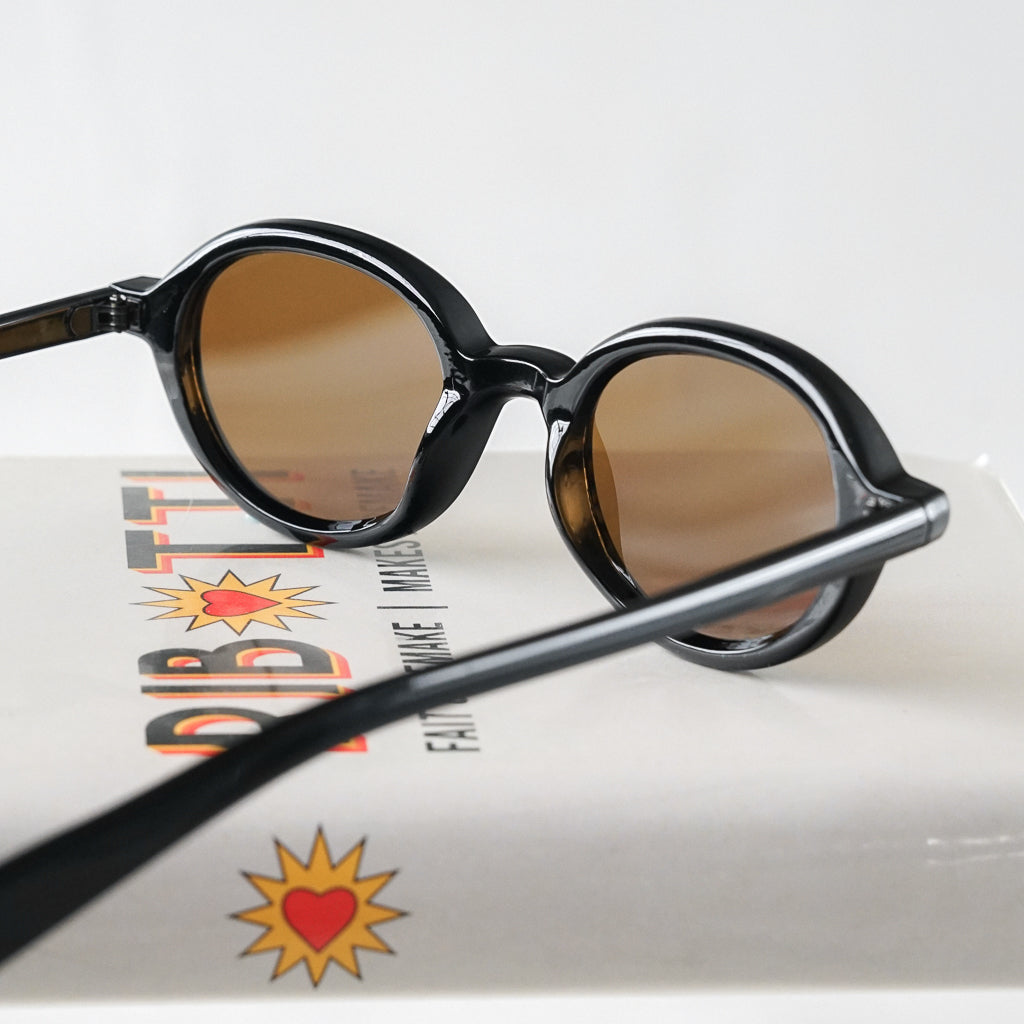 Ribotti Remake Léon Mathilda unisex sunglasses - timeless minimalist 90s style, round black frame, brown tinted lenses 