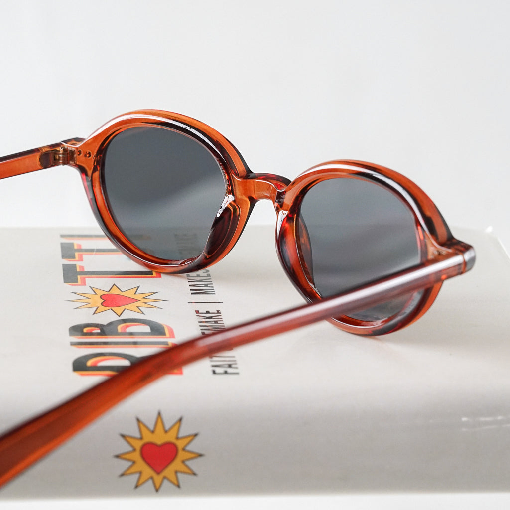 Ribotti Remake Léon Nikita unisex sunglasses - timeless minimalist 90s style, round brown frame, grey tinted lenses 