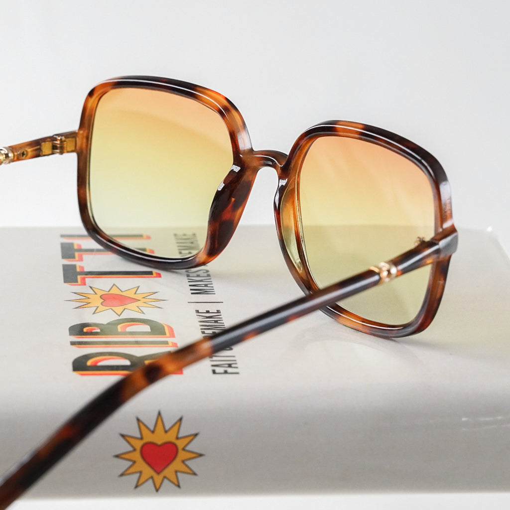 Ribotti Remake Little Miss unisex sunglasses - oversized square tortoiseshell frame, gradient tinted lenses, retro 90s chic style 