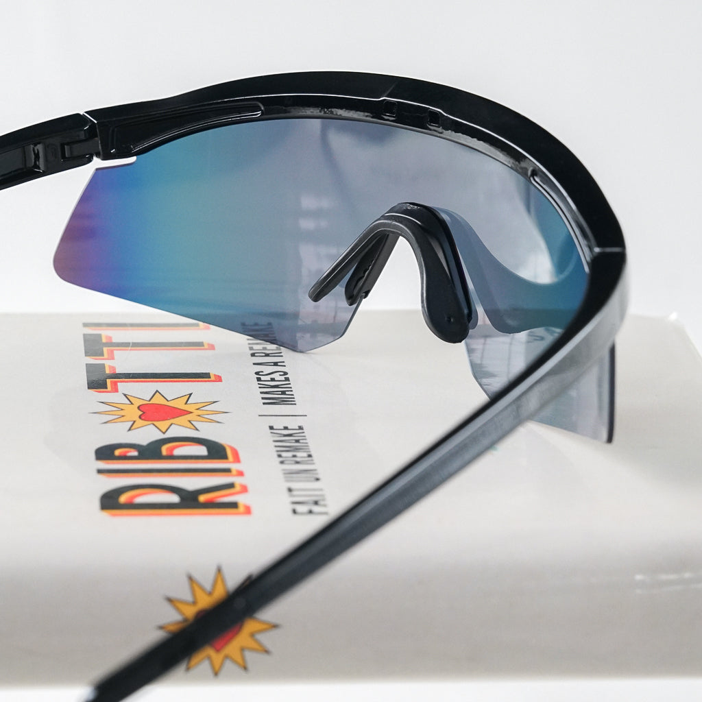Ribotti Remake Racing Gilles unisex sunglasses – retro 90s sport style, black oversized frame, multicolor tinted mirror lenses 