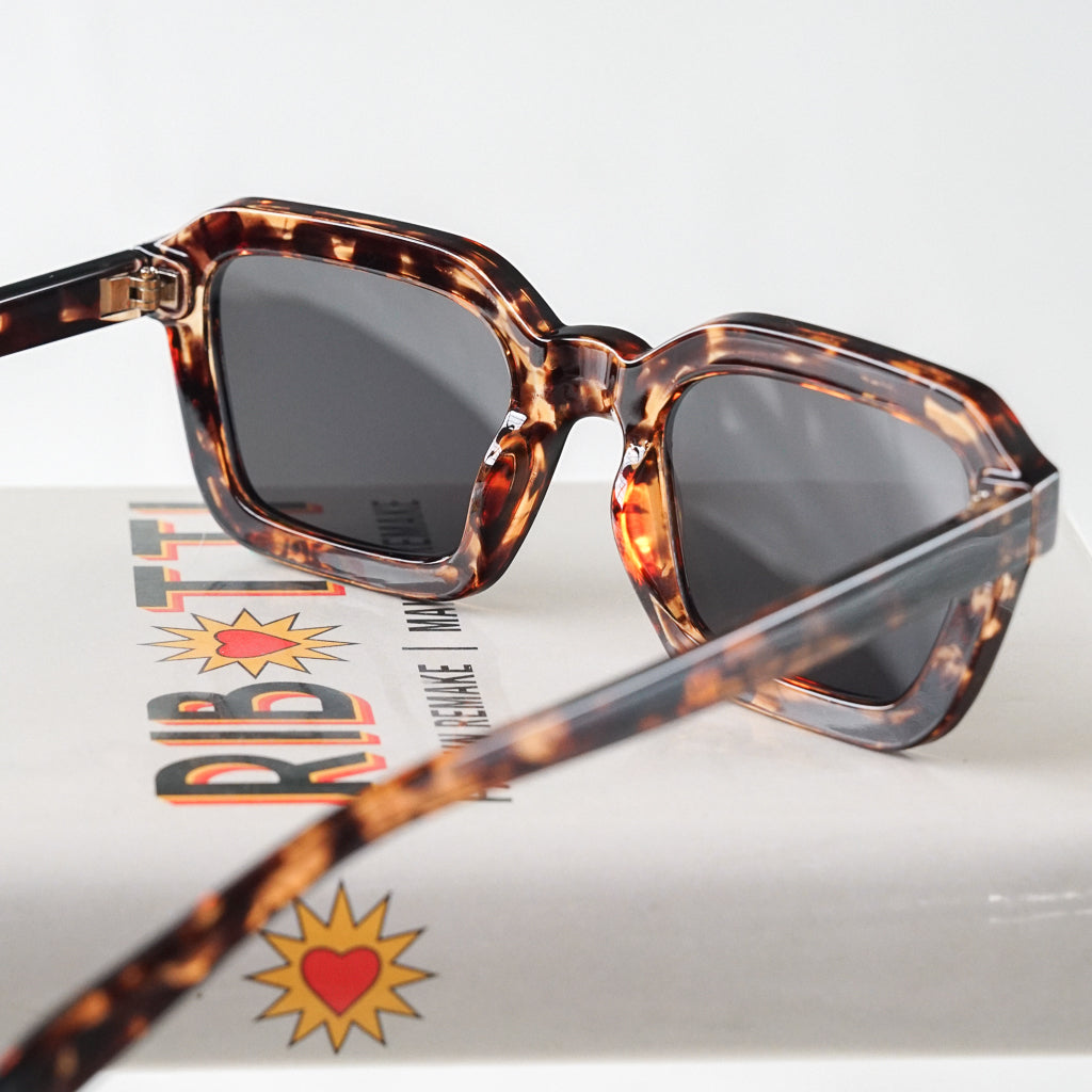 Ribotti Remake Road Trip Louise unisex sunglasses - vintage 90s style, tortoiseshell square frame, grey tinted lenses 