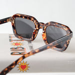Ribotti Remake Road Trip Louise unisex sunglasses - vintage 90s style, tortoiseshell square frame, grey tinted lenses 