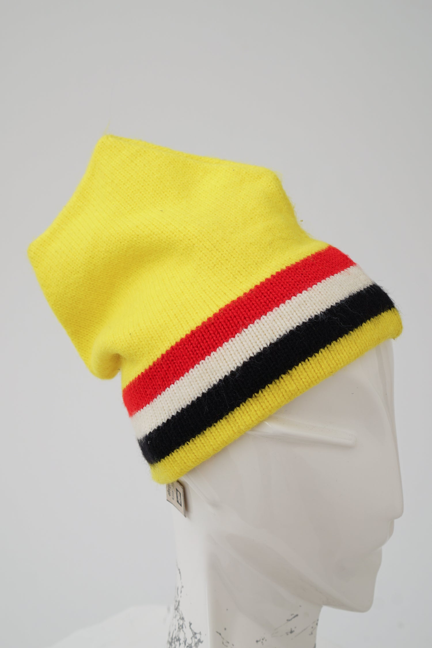 Tuque vintage jaune avec lignes rouge blanc noir