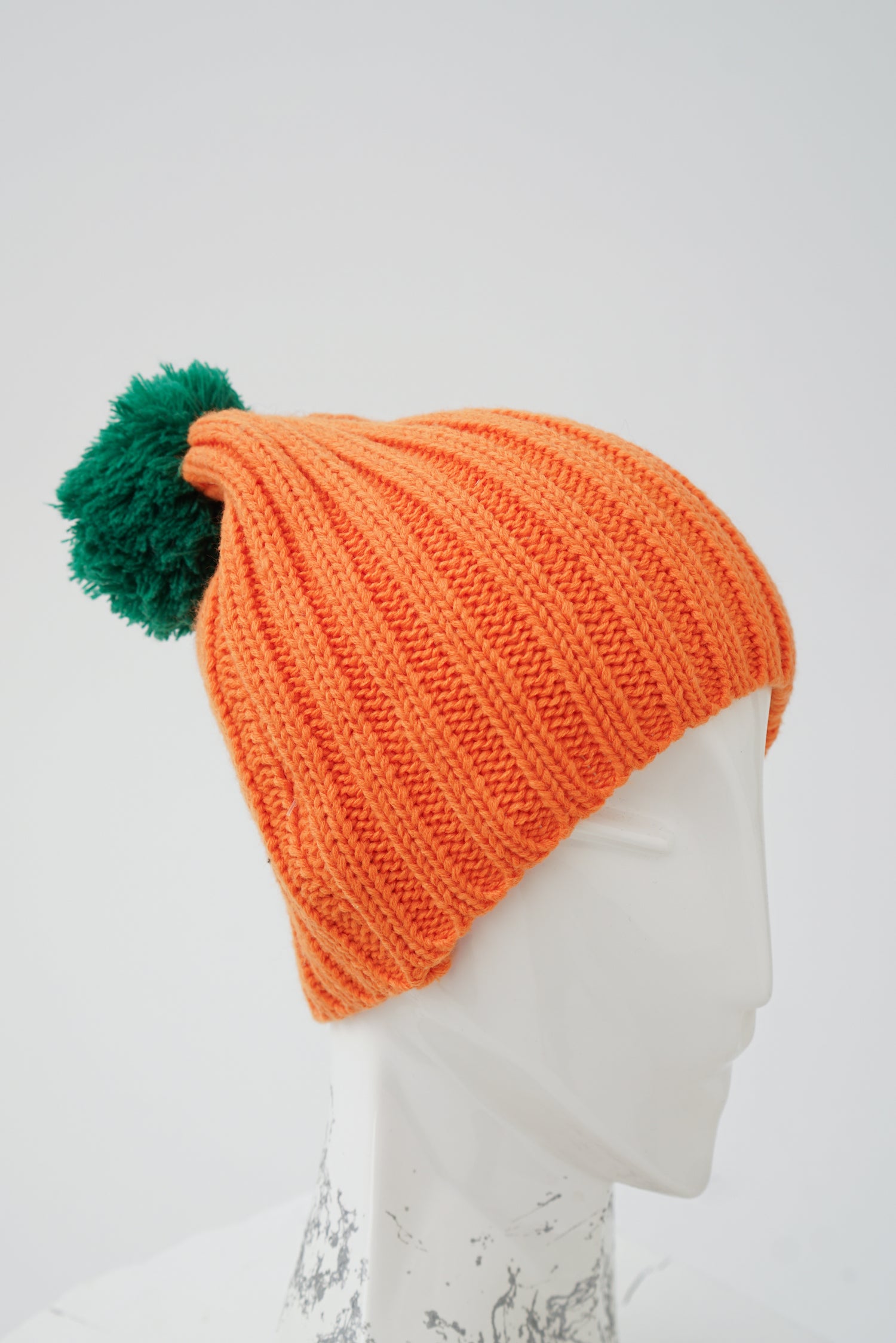 Tuque vintage tricoté orange à pompon vert