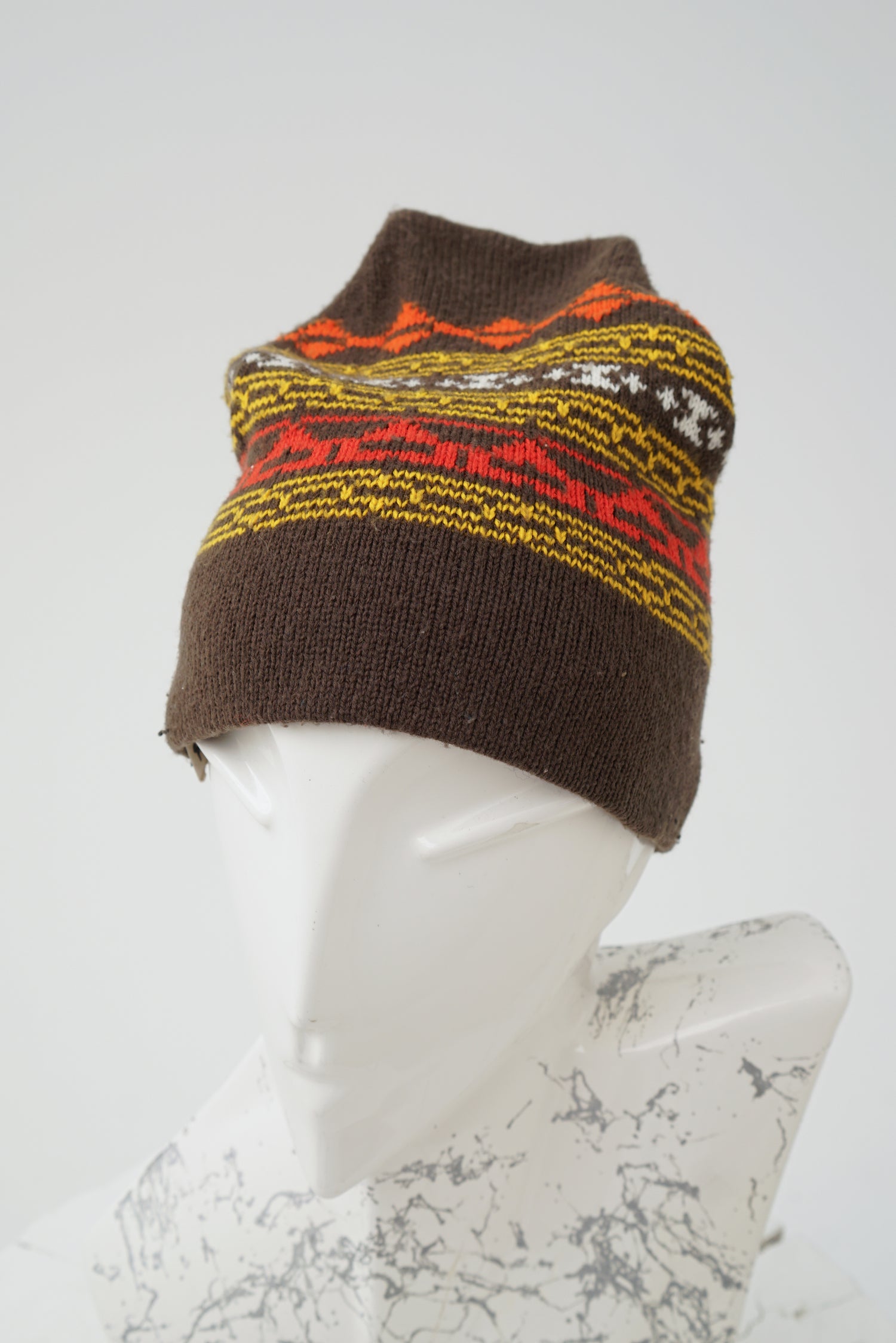 Tuque vintage brune avec motifs colorés