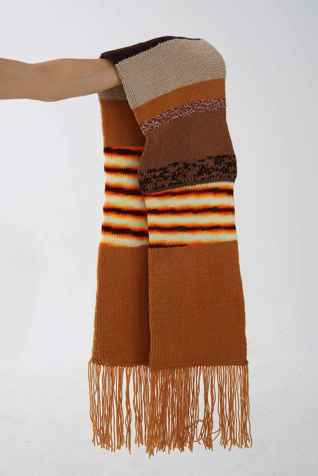 Foulard tricoté fait à la main brun, tan et orange