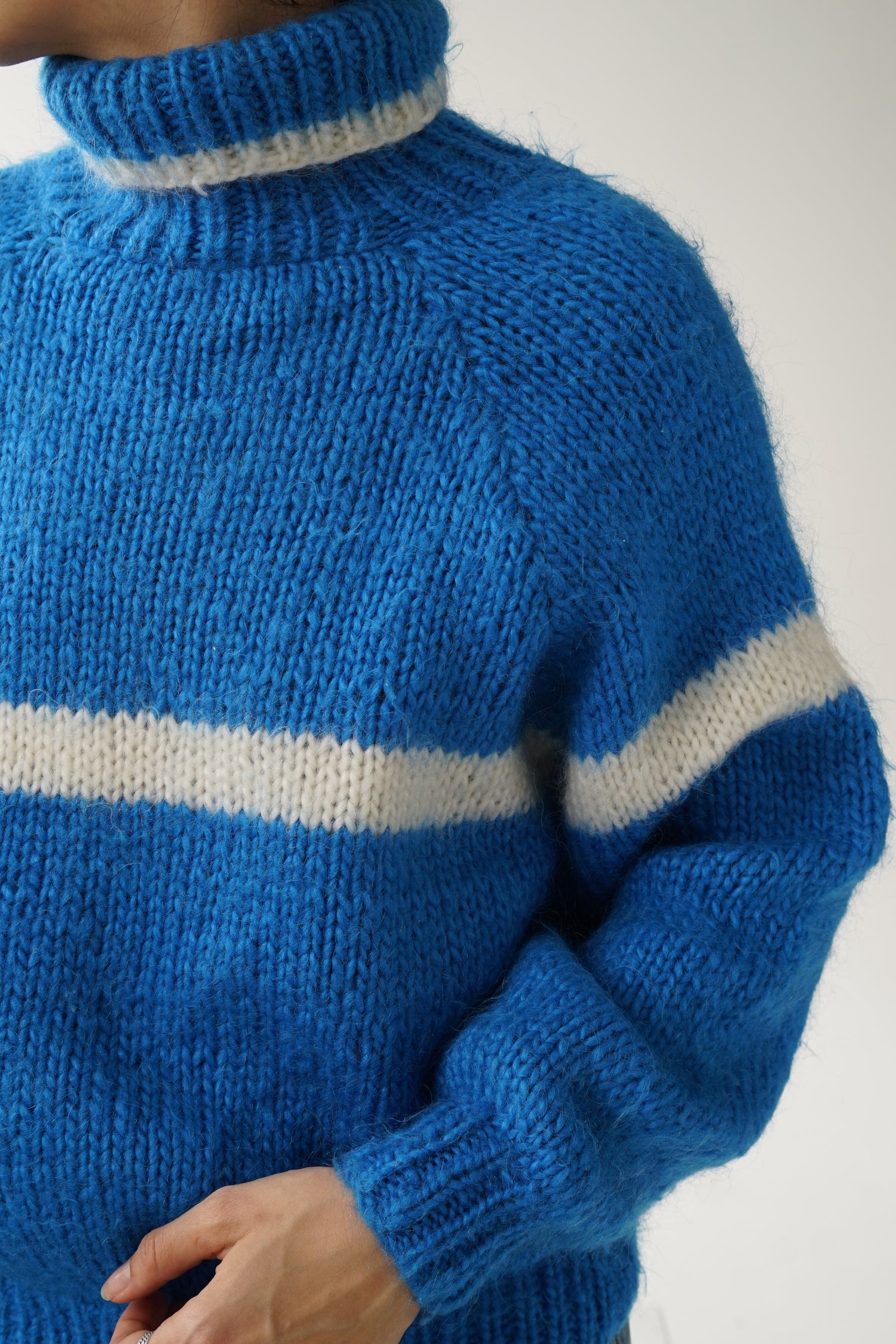 Very soft vintage electric blue turtleneck sweater with mixed wool size M