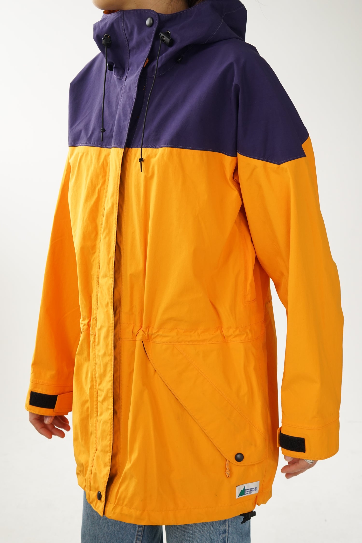 Manteau imperméable  hardshell vintage MEC en Gore-tex jaune et mauve pour femme taille L