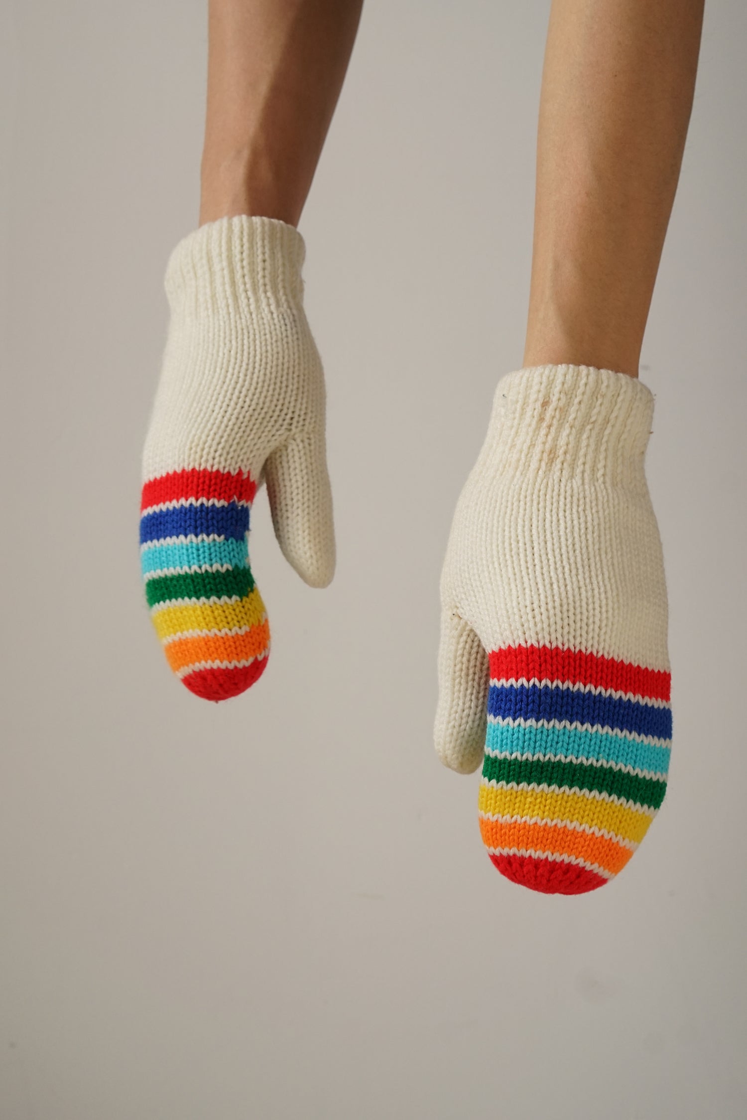 Ensemble tuque et mitaines multicolores en tricot vintage blanc