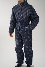 Charger l&#39;image dans la galerie, One piece vintage Skila ski suit, snow suit bleu foncé avec motifs ski taille 40
