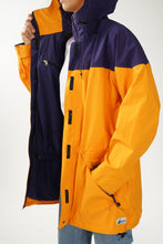 Load image into Gallery viewer, Manteau imperméable  hardshell vintage MEC en Gore-tex jaune et mauve pour femme taille L
