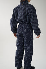 Charger l&#39;image dans la galerie, One piece vintage Skila ski suit, snow suit bleu foncé avec motifs ski taille 40
