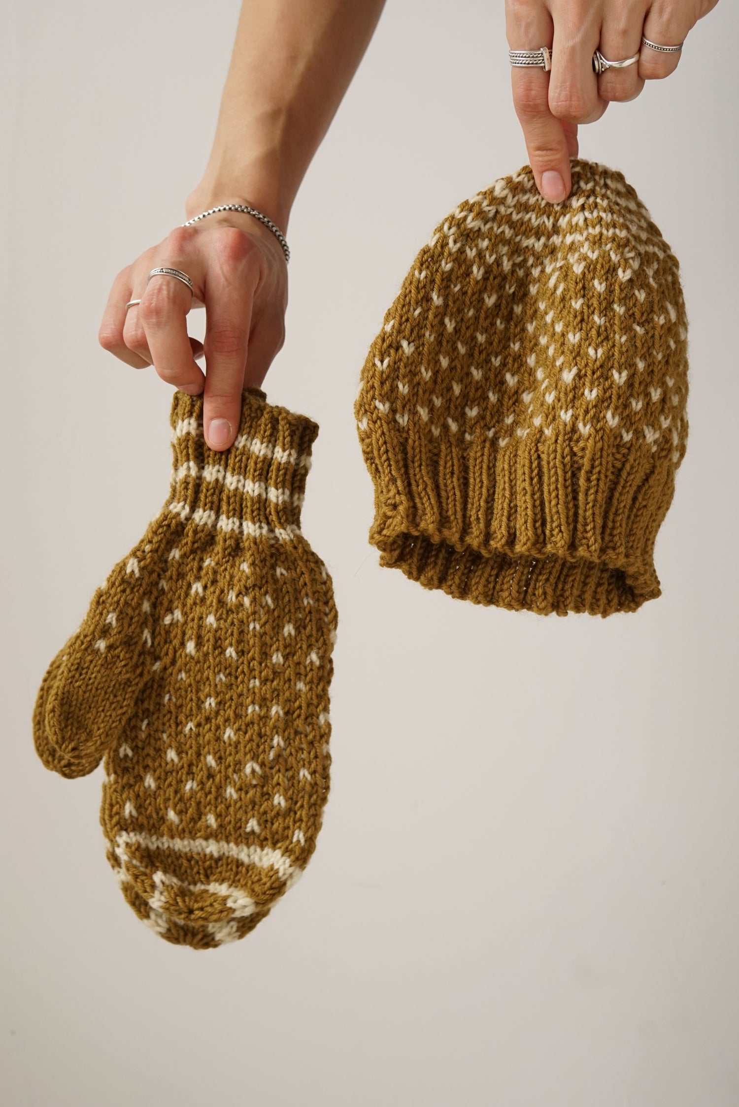 Ensemble tuque et mitaines en tricot vintage kaki et blanc jamais porté