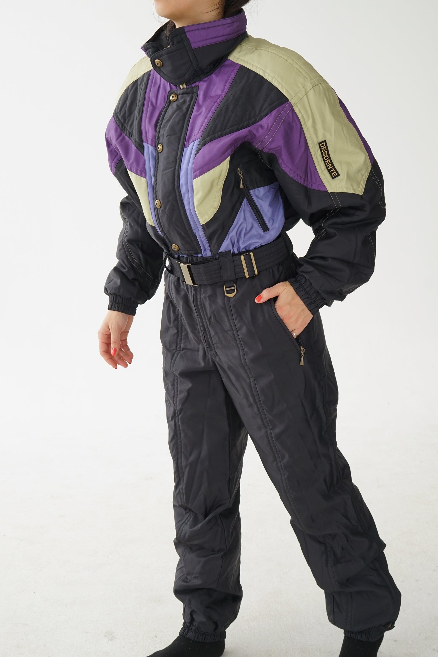 One piece vintage Descente ski suit snow suit noir avec accents mauve, vert et bleu pour homme taille M
