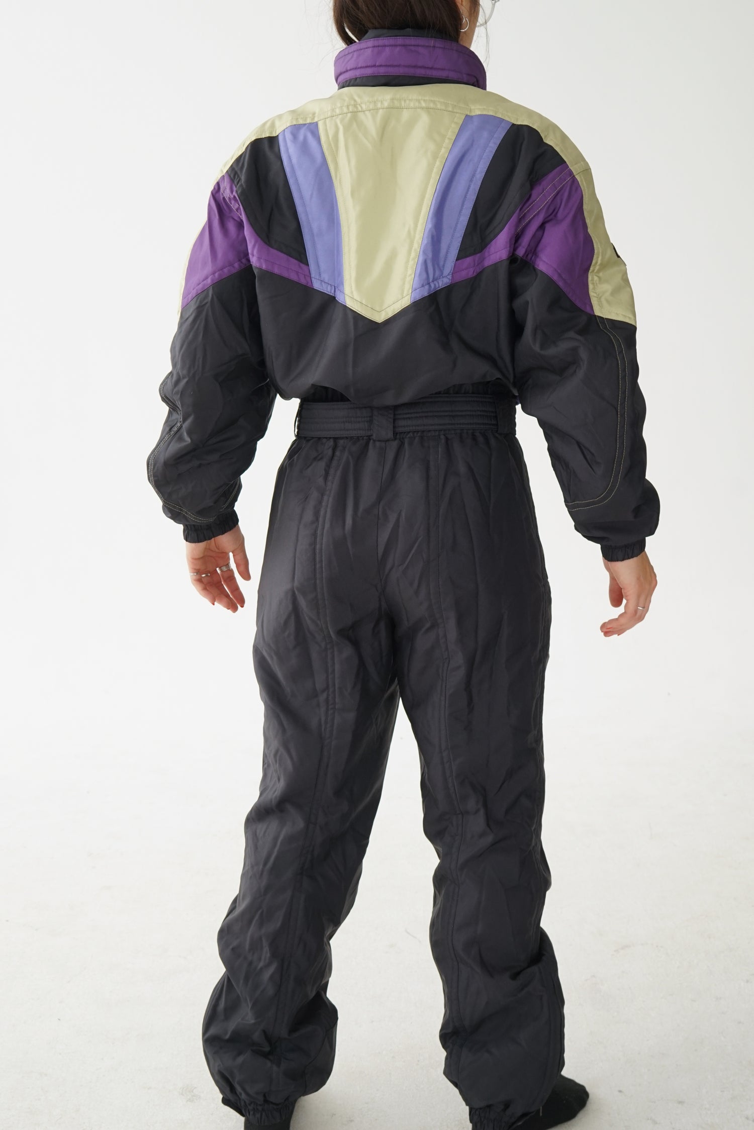 One piece vintage Descente ski suit snow suit noir avec accents mauve, vert et bleu pour homme taille M