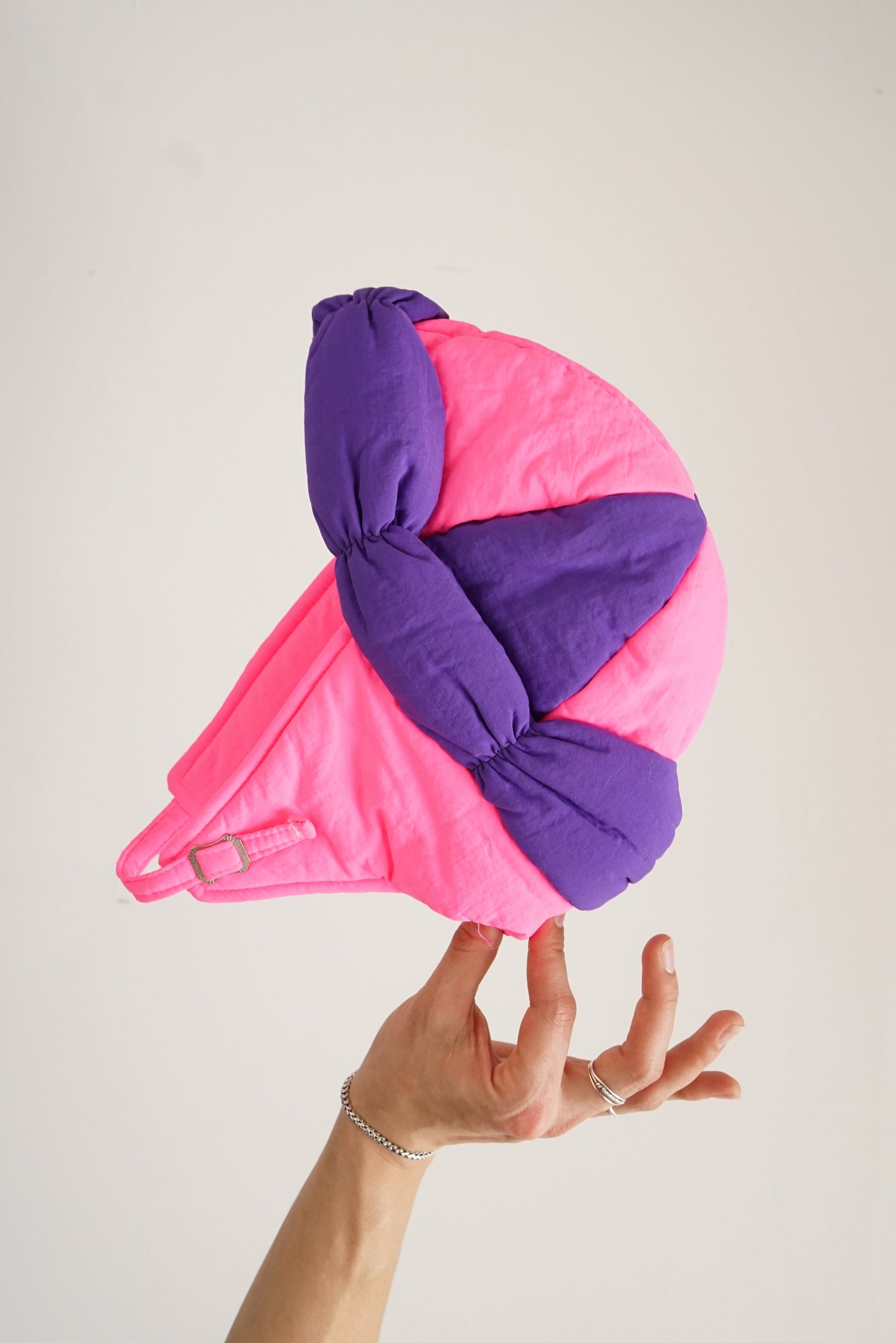 Chapeau puffy rétro 80s rose fluo et mauve