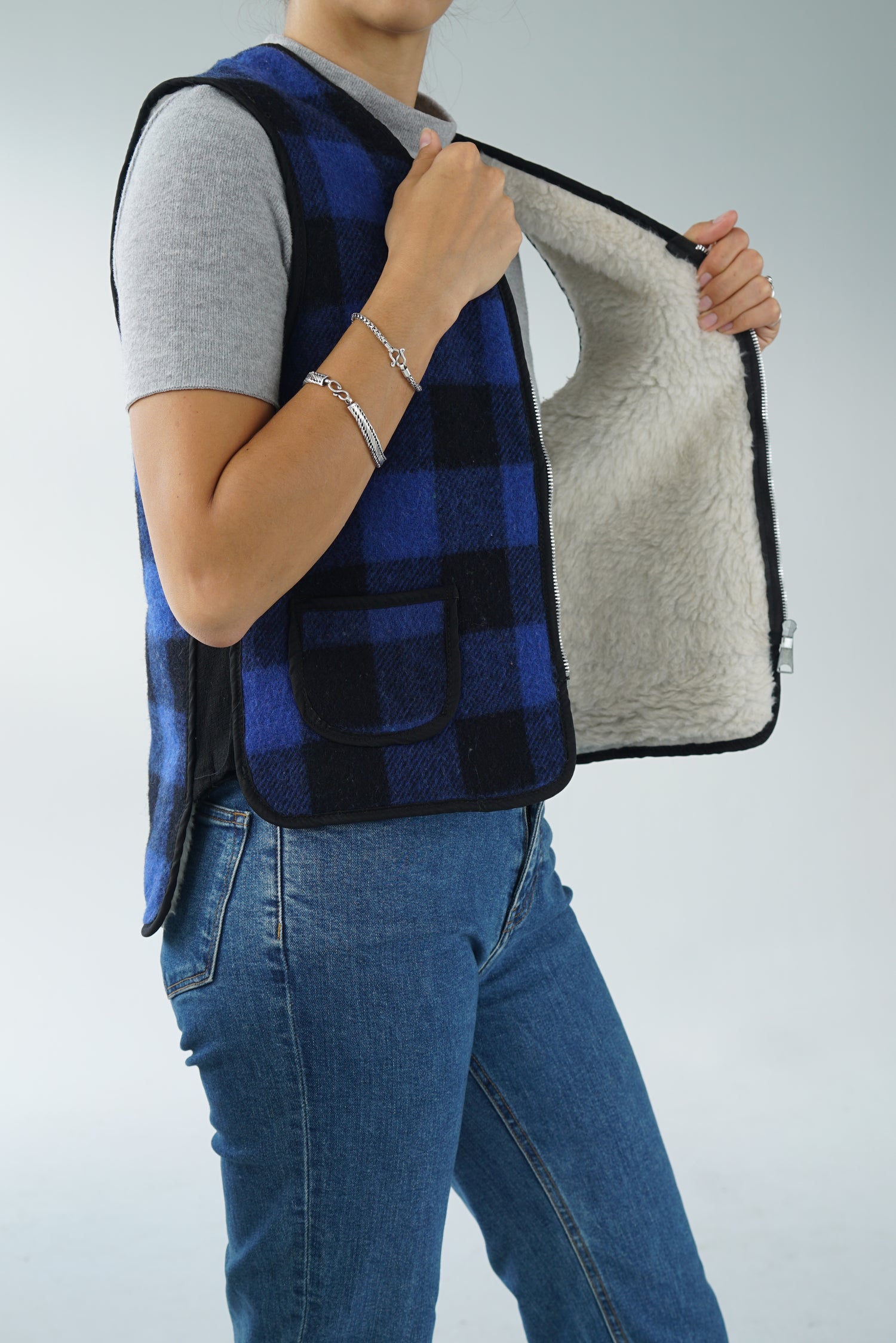 Sleeveless jacket 100% wool black and blue