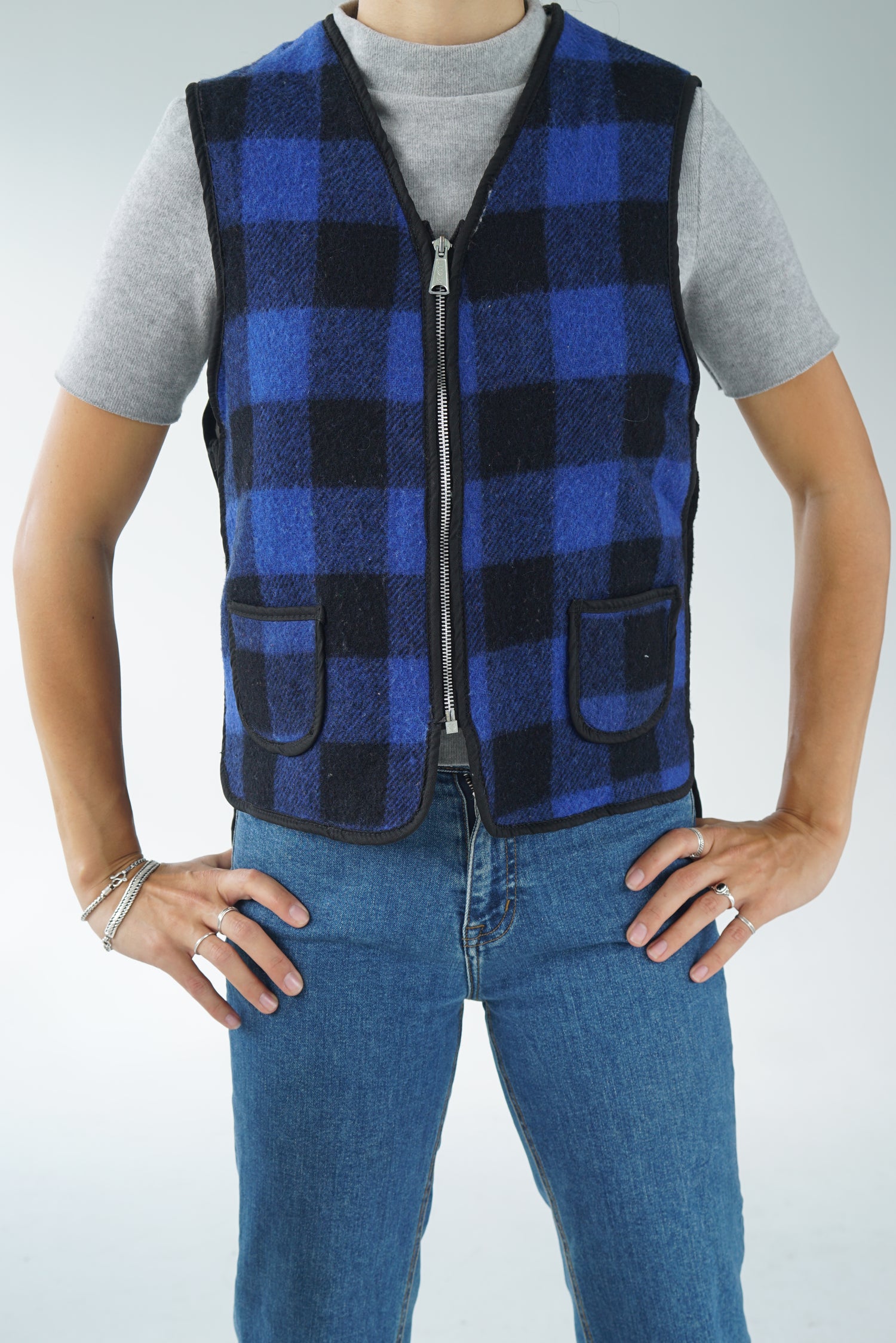 Sleeveless jacket 100% wool black and blue