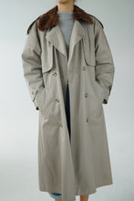 Charger l&#39;image dans la galerie, Trench coat vintage fait en Allemagne avec fourrure de vison
