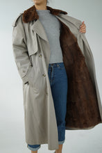 Load image into Gallery viewer, Trench coat vintage fait en Allemagne avec fourrure de vison
