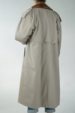 Load image into Gallery viewer, Trench coat vintage fait en Allemagne avec fourrure de vison
