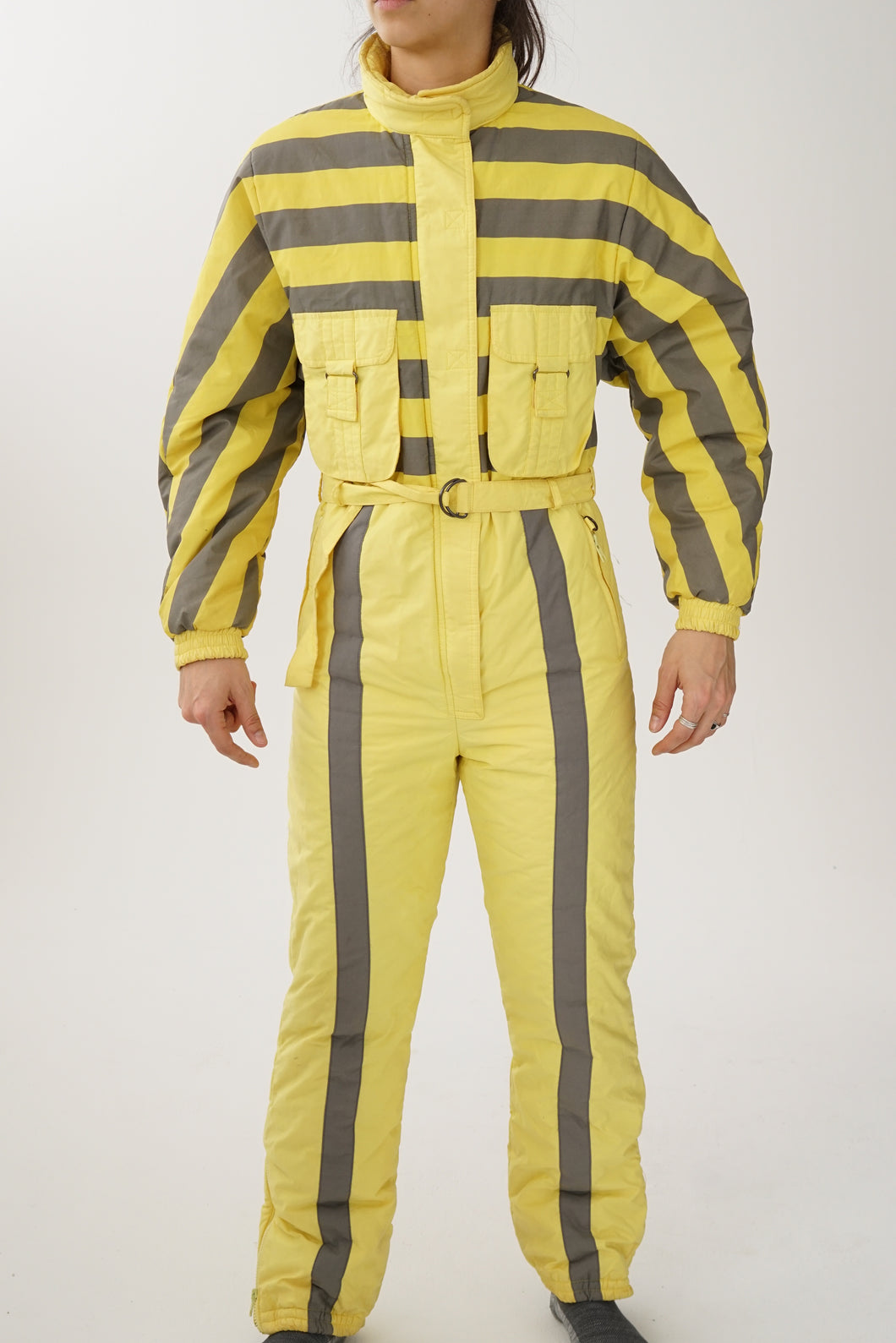 Fou one piece vintage Mistral ski suit, snow suit jaune et lignes grises pour femme taille 8 (S)