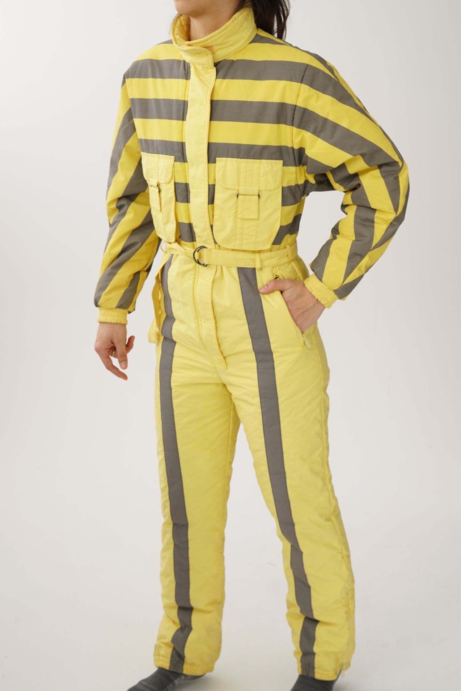 Fou one piece vintage Mistral ski suit, snow suit jaune et lignes grises pour femme taille 8 (S)