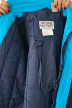 Load image into Gallery viewer, Habit de neige rétro deux pièces Sno Zone, snow suit bleu foncé et bleu/orange fluo unisexe taille M
