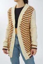 Load image into Gallery viewer, Veste en tricot vintage off-white, beige et brun à boutons unisex taille O/S
