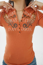 Load image into Gallery viewer, Chandail avec boutons à l&#39;avant Harley-Davidson orange pour femme taille XS
