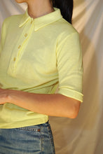 Load image into Gallery viewer, Chandail polo à manche courte vintage jaune unisex taille XS-S
